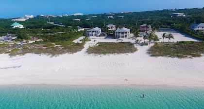 Spektakuläre Aussicht auf das Meer, zentral gelegen und direkt am Grace Bay Beach