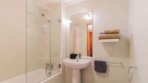 Bañera, secador de pelo, bidé y toallas