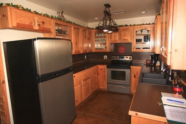 Fridge, microwave, oven, stovetop - 3 Bedroom located on 450 acres  w/hot tub, private UTV Trails (Hatfield)
