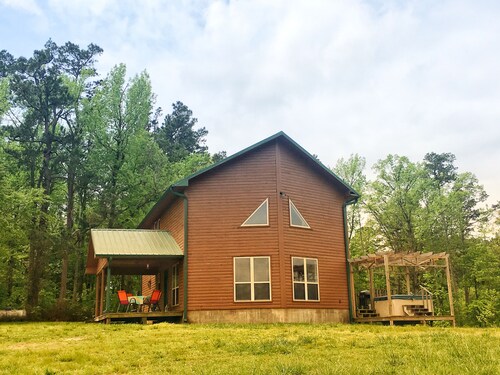 3 Bedroom located on 450 acres  w/hot tub, private UTV Trails