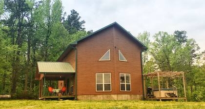 3 Bedroom located on 450 acres w/hot tub, private UTV Trails
