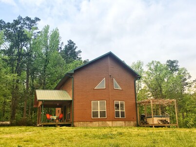 3 Bedroom located on 450 acres  w/hot tub, private UTV Trails