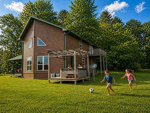 3 Bedroom located on 450 acres  w/hot tub, private UTV Trails