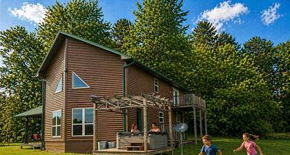 3 Bedroom located on 450 acres w/hot tub, private UTV Trails