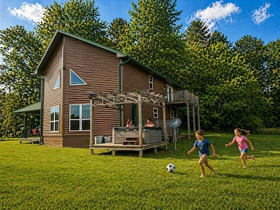 3 Bedroom located on 450 acres w/hot tub, private UTV Trails