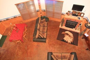 TV, fireplace, DVD player - 3 Bedroom located on 450 acres  w/hot tub, private UTV Trails (Hatfield)