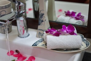 Minibar, safe på rommet, skrivebord og skrivebord for bærbar PC