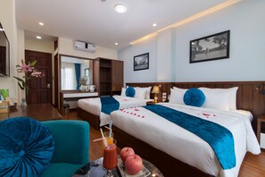 Familie suite, balkon | Een minibar, een kluis op de kamer, een bureau, een laptopwerkplek