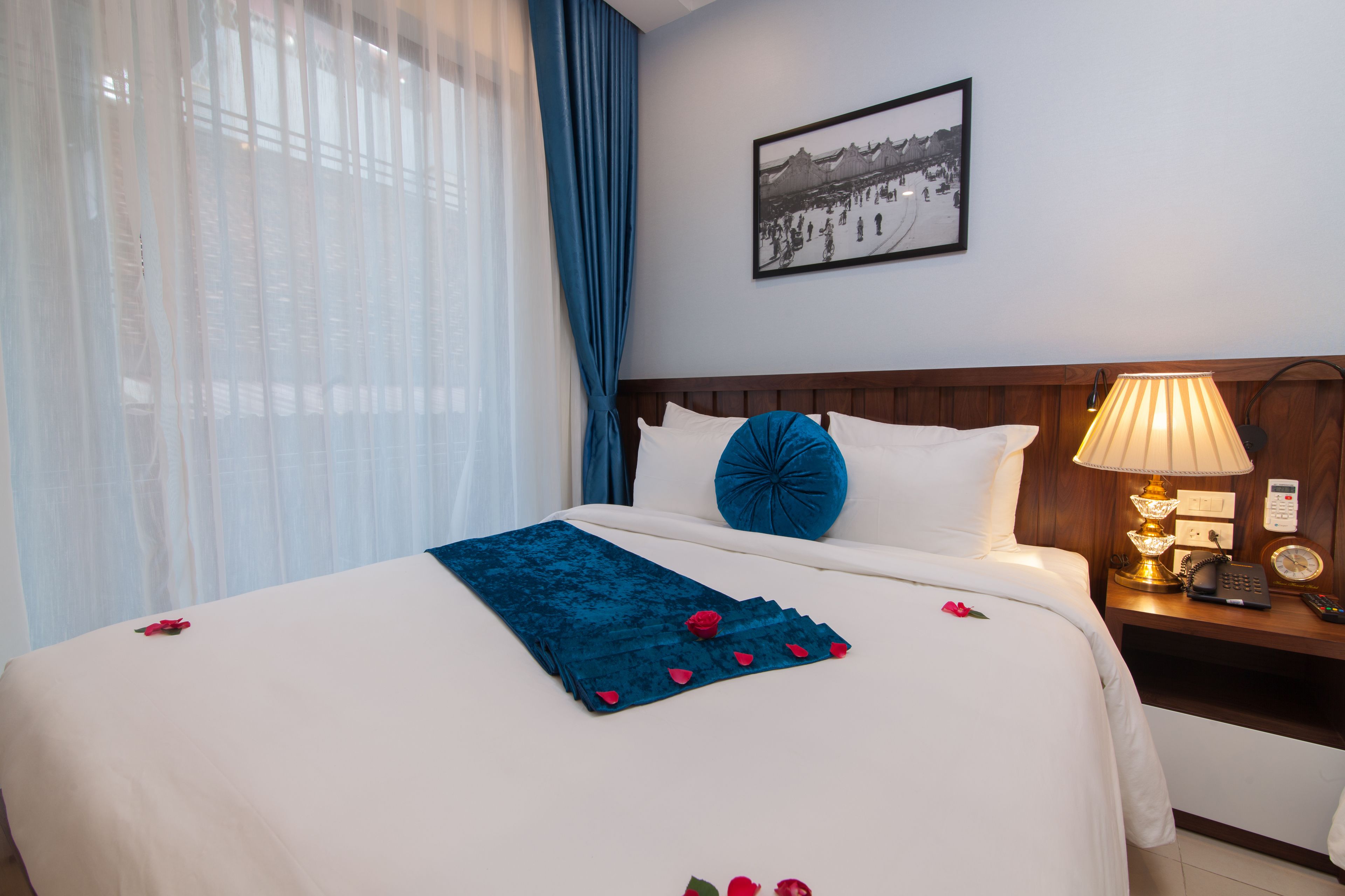 classic suite double or twin room | minibar, in-room safe, desk, laptop workspace