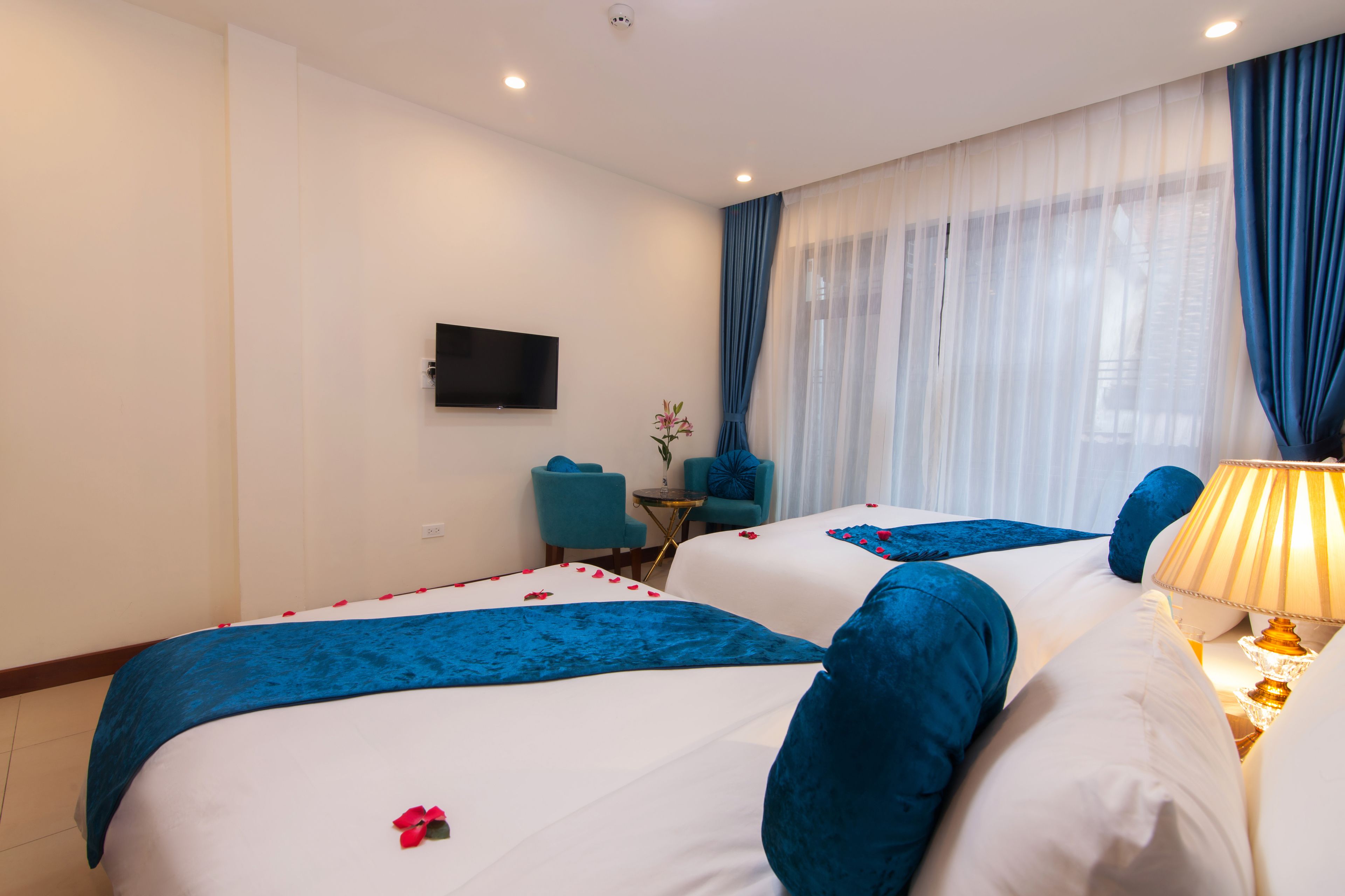 classic suite double or twin room | minibar, in-room safe, desk, laptop workspace