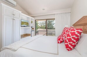 1 habitación, escritorio, tabla de planchar con plancha y cuna de viaje 