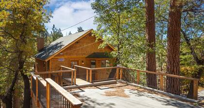 Dreamscape Villa backs ot the forest! Spa, pool table!