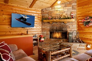 Televisio, takka, DVD-soitin, pöytäjalkapallopöytä