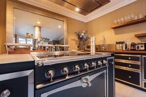 冰箱、微波炉、烤箱、炉灶