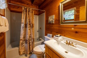 Combined shower/tub, hair dryer, towels