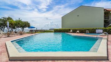 Lämmitetty uima-allas