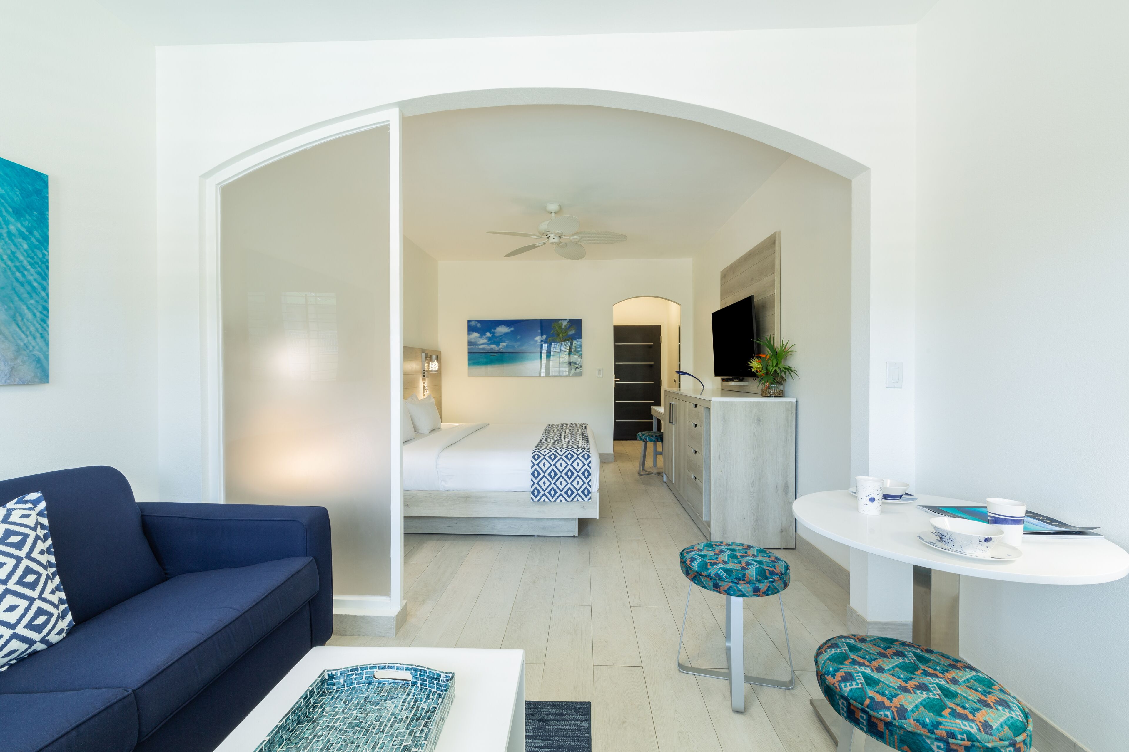 Een kluis op de kamer, een strijkplank/strijkijzer, gratis wifi