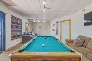 Smart TV, fireplace, Netflix, DVD player