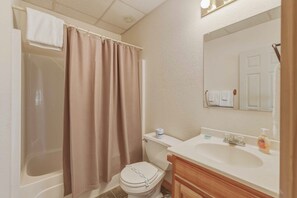 Combined shower/tub, hair dryer, towels