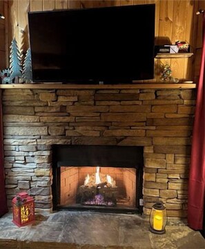 Interior - Couples Retreat – Romantic and Relaxing Cabin Retreat (Cleveland)