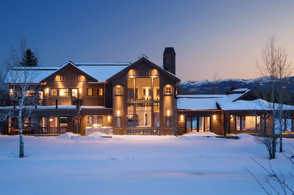 Stunning, spacious 4 bedroom villa with expansive Teton views