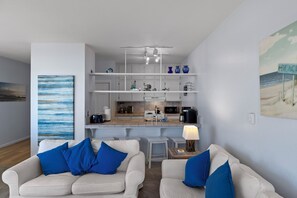 Télévision, cheminée, chaîne hi-fi