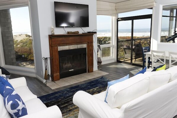 Télévision, cheminée, chaîne hi-fi