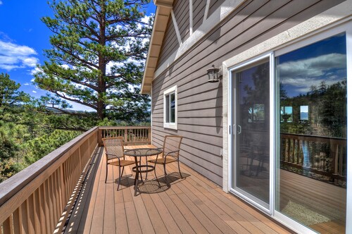 Sky High Estate has amazing lake views! Spa and Pool Table!