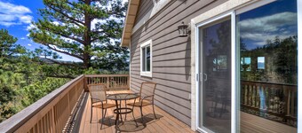 Sky High Estate har en fantastisk udsigt over søen! Spa og Pool Table!