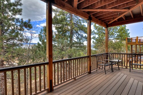 Sky High Estate has amazing lake views! Spa and Pool Table!