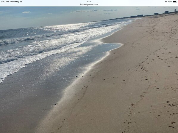 Plage à proximité, chaises longues, serviettes de plage