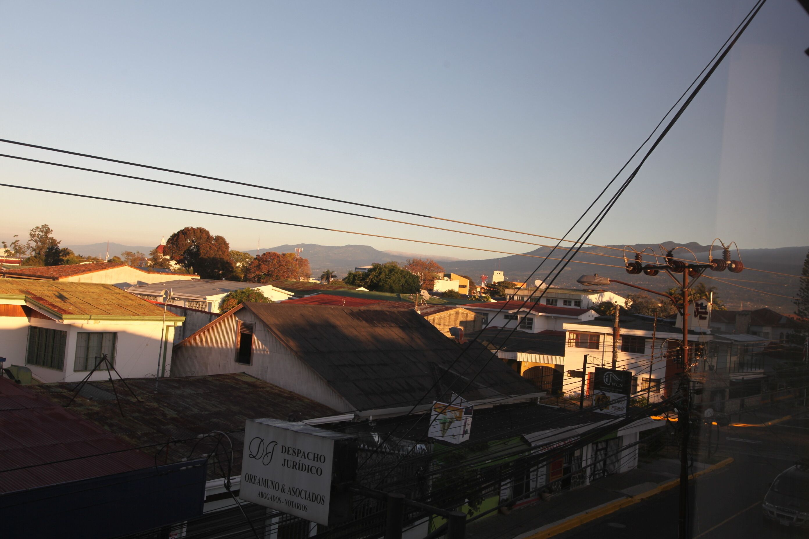 Vista de un pueblo con edificios y líneas eléctricas.