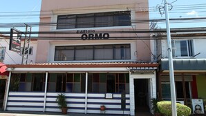 A building with a sign reading "ORMO" and a storefront with a sign that says "CINQ". - Deluxe Two-Bedroom Apartment in Escalante, San Jose center. (San José)
