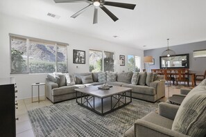 Een televisie en een open haard