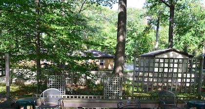 ¡Fechas de verano abiertas cerca del lago MI y del centro! ¡Cubierta, parrilla, pozo de fuego y cornhole!