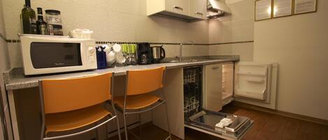 Fridge, microwave, stovetop, dishwasher