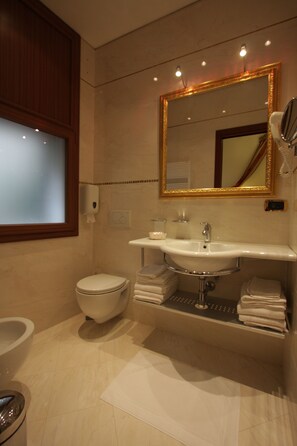 Shower, hair dryer, bidet, towels - Rialto Bridge located in the very heart of Venice. All Inclusive WiFi (Venezia)