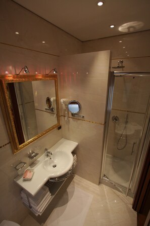 Shower, hair dryer, bidet, towels - Rialto Bridge located in the very heart of Venice. All Inclusive WiFi (Venezia)