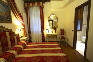 1 bedroom, desk, iron/ironing board, travel cot - Rialto Bridge located in the very heart of Venice. All Inclusive WiFi (Venezia)