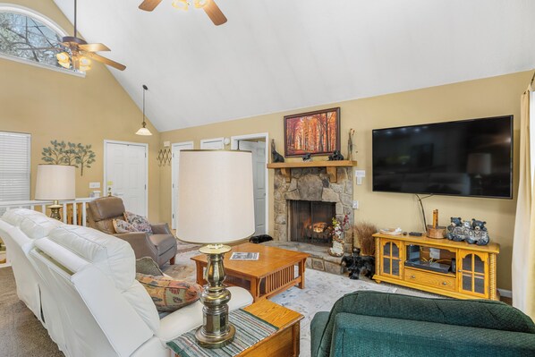 Smart TV, fireplace, DVD player - Alpine Tee Time - Spacious Holiday Home only minutes from downtown Helen (Helen)