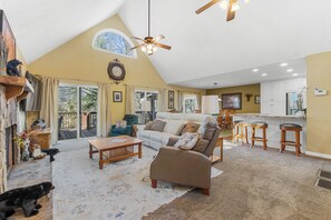 Smart TV, chimenea y reproductor de DVD 