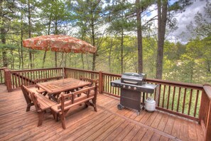 Outdoor dining - Alpine Tee Time - Spacious Holiday Home only minutes from downtown Helen (Helen)