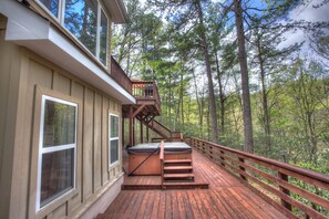 Outdoor spa tub - Alpine Tee Time - Spacious Holiday Home only minutes from downtown Helen (Helen)