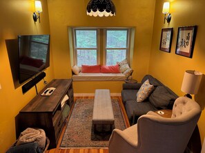 Smart-TV, Tischtennisplatte, Bücher, Computerbildschirme