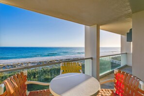 Un balcón con vista a la playa y al océano.
