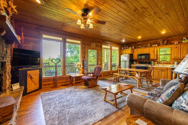 Smart TV, fireplace - Buckhead Lodge - Tri-Level Cabin with Mountain Views (Cleveland)