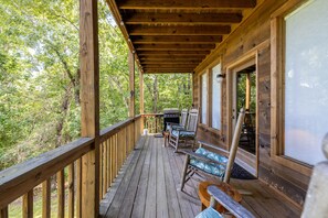 Terrace/patio - Buckhead Lodge - Tri-Level Cabin with Mountain Views (Cleveland)