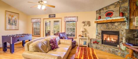 Televisie, een open haard, tafelvoetbal en boeken