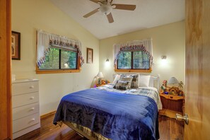 3 bedrooms, iron/ironing board, internet, bed sheets