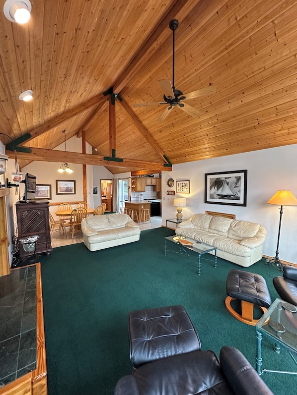 Smart TV, fireplace, DVD player, books - Large Family friendly house. Close to walking trails. Quiet neighborhood (Pacific City)